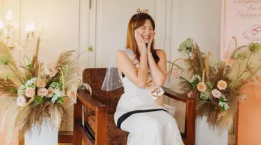 Artis dengan nama lengkap Gemma Galgani Cassandra Sheryl Lee ini tampil cantik dengan gaun warna putih dan rambut digerai. Cassie mengenakan selempang dan mahkot bertuliskan ‘bride to be’. Dalam keterangan unggahannya, Cassie tak menyangka mendapatkan kejutan bridal shower karena jarak bridal shower dan pernikahannya masih jauh. (Liputan6.com/IG/@cassandraslee)