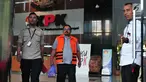 Direktur PDAM Bandarmasih, Muslih yang tertangkap dalam operasi tangkap tangan (OTT) KPK usai pemeriksaan pertama di Gedung KPK, Selasa (15/9). Penyidik memeriksa tersangka Muslih sebagai saksi untuk tersangka Iwan Rusmali. (Liputan6.com/Helmi Afandi)