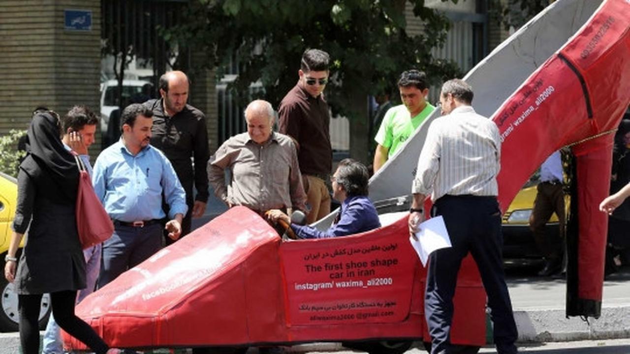 Uniknya mobil sepatu milik tukang semir jalanan di Iran