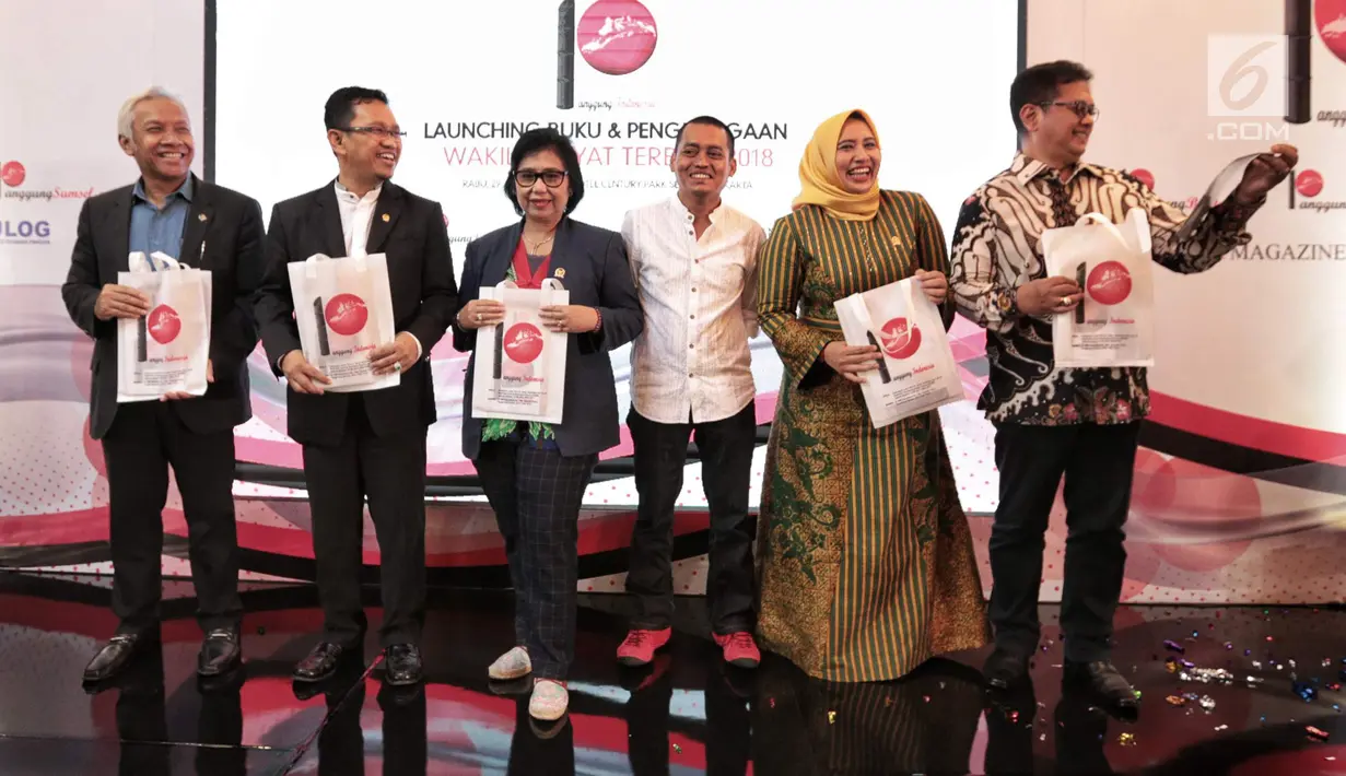 Sejumlah wakil rakyat terbaik 2018 berfoto bersama usai mendapatkan penghargan yang diberikan oleh Panggung Indonesia di Jakarta, Rabu (29/8). (Liputan6.com/ Faizal Fanani)