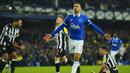 Pemain Everton, Dwight McNeil melakukan selebrasi setelah mencetak gol pertama timnya ke gawang Newcastle pada  laga lanjutan Liga Inggris 2023/2024 di Goodison Park, Liverpool, Inggris, Jumat (08/12/2023) dini hari WIB. (AP Photo/Jon Super)