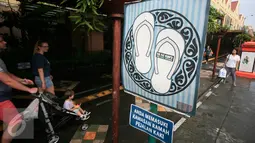 Pejalan kaki melintas di kawasan pedestrian Malioboro,Yogyakarta, Jumat (8/4). Sejak bebas dari parkir kendaraan bermotor, kawasan tersebut tampak lebih bersih dan rapi. (Liputan6.com/Boy Harjanto)