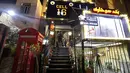 Pintu masuk restoran berkonsep penjara "Sel 16" di Teheran, 4 Februari 2022. Sebagian dari hasil bisnis digunakan untuk membebaskan mereka yang mendekam di penjara karena utang yang belum dibayar dimana lebih dari 11.000 warga Iran dipenjara karena gagal membayar utang mereka. (ATTA KENARE/AFP)