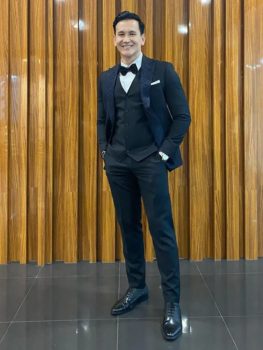 Marcelino Lefrandt juga tampil tak kalah memesona. Ia dengan pesonanya yang awet muda, tampil dengan setelan jas dan celana panjang hitam. [Foto: Instagram/marcelinolefrandt]