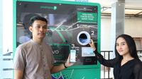 Warga memasukkan botol plastik ke Reverse Vending Machine (RVM) di toko Lawson Cipete. Keberhasilan RVM di Lawson Cipete menandai respons positif dari masyarakat dan memperkuat pentingnya inisiatif perusahaan dalam mendorong praktik berkelanjutan (sustainability).