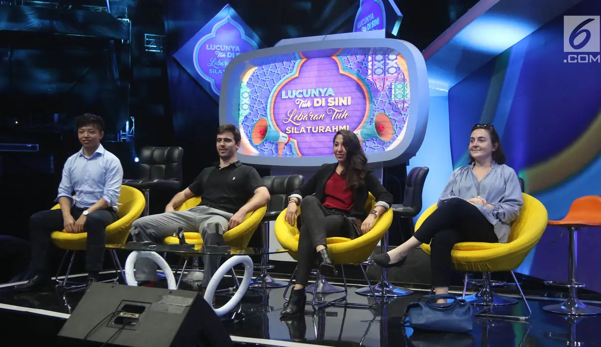 Mahasiswa Universitas Virginia belajar menggunakan kamera di Studio Indosiar, Daan Mogot, Jakarta, Kamis (31/5). Tujuan kunjungan tersebut adalah mengenal cara kerja dan alat-alat yang ada di stasiun televisi tersebut. (Liputan6.com/Arya Manggala)