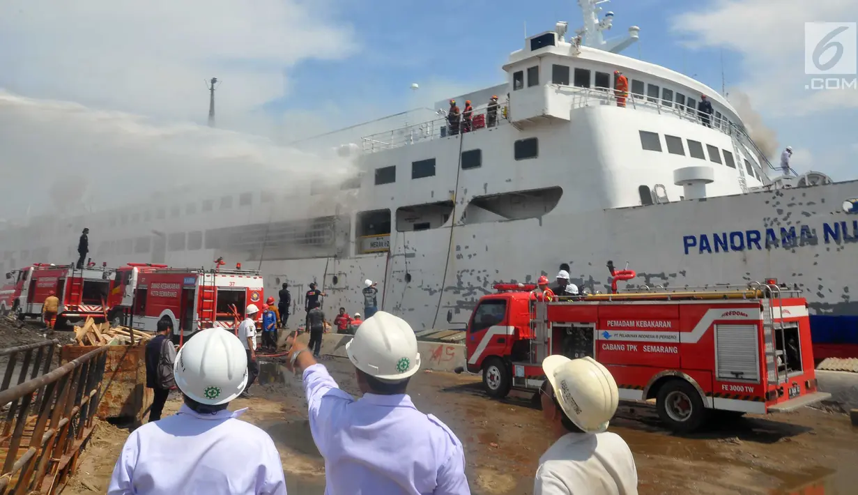Pemadam kebakaran berusaha memadamkan api yang membakar kapal Panorama Nusantara di Pelabuhan Tanjung Mas, Semarang, Senin (18/2). Angin kencang membuat api semakin cepat membesar. (Liputan6.com/Gholib)