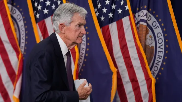 Ketua Federal Reserve (Fed) Jerome Powell berjalan dari podium setelah konferensi pers pada hari Rabu, 18 Maret 2026, di Washington. (AP Photo/Manuel Balce Ceneta)