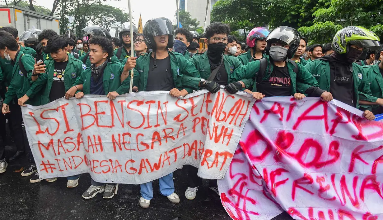 Mahasiswa dari Universitas Muhammadiyah Prof. DR. HAMKA (Uhamka) menggelar aksi di jalan Sudirman, Jakarta, saat akan berunjuk rasa di kawasan Bundaran Hotel Indonesia, Senin (15/6/2026). (merdeka.com/Arie Basuki)
