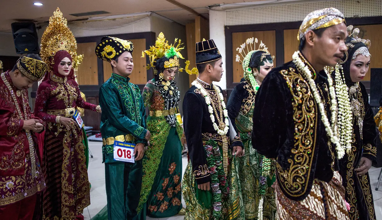 Sejumlah pasangan pengantin saat mengikuti nikah massal di Surabaya, Jawa Timur, Rabu (18/12/2019). Sebanyak 60 pasangan pengantin mengikuti nikah massal yang digelar Dinas Sosial Kota Surabaya. (JUNI KRISWANTO/AFP)