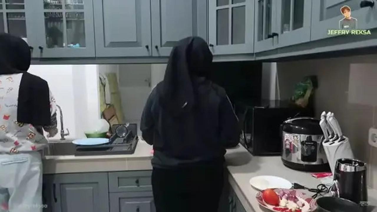 Potret Dapur Rumah Putri Delina, Desain American Classic dengan Sentuhan Tosca