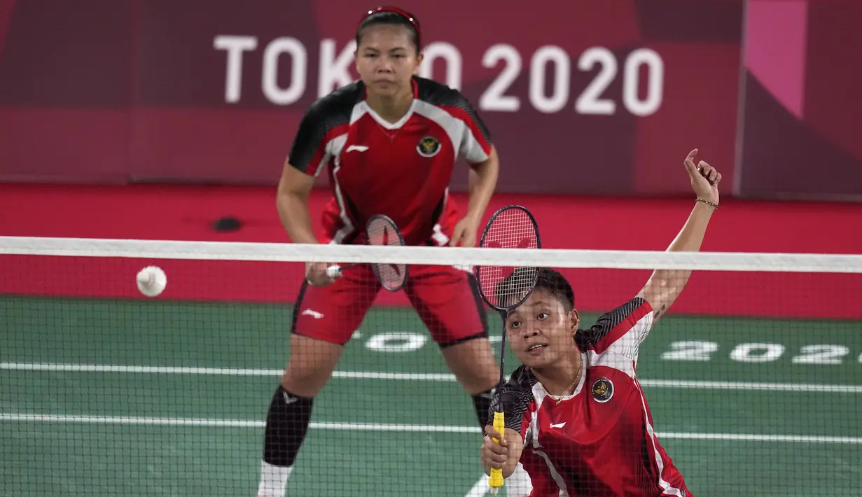 Berkat perbaikan penampilan, perlahan Greysia Polii/Apriyani Rahayu mampu membalikkan keadaan dan unggul 11-10 di interval gim pertama. (Foto: AP/Markus Schreiber)