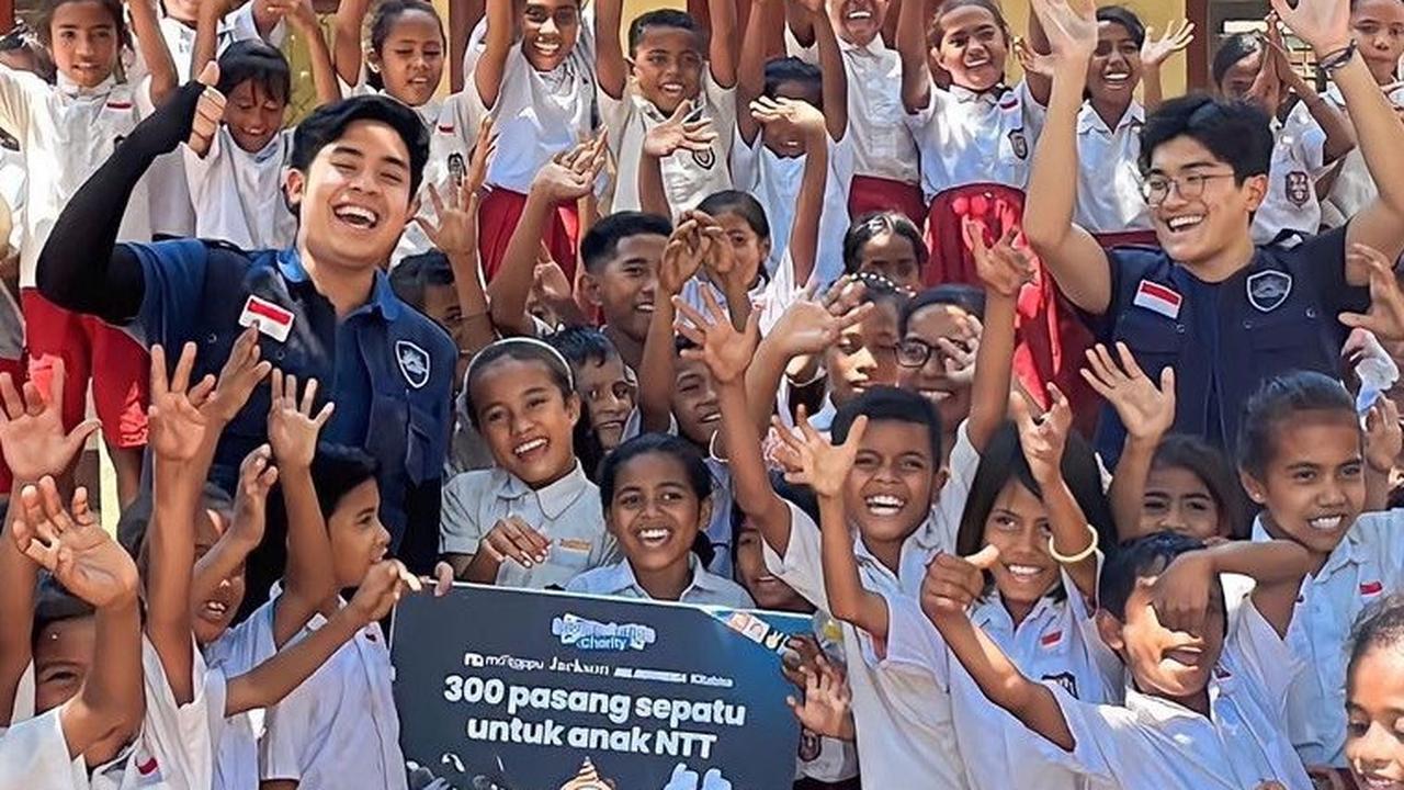 Jerome juga membagikan 300 pasang sepatu untuk anak-anak Lembata yang ia ajar. Hadiah ini diterima baik oleh para siswa dengan bersorak. Mereka tak bisa menyembunyikan perasaan senangnya saat mendapat sepatu baru.
