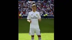 Kamis (17/7/14), Real Madrid secara resmi memperkenalkan pemain barunya, Toni Kroos di Santiago Bernabeu. (AFP PHOTO/JAVIER SORIANO)