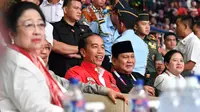 Presiden Joko Widodo atau Jokowi bersama Ketua Umum Pengurus Besar Ikatan Pencak Silat Indonesia (IPSI) Prabowo Subianto menyaksikan pencak silat Asian Games 2018 di TMII, Jakarta, Rabu (29/8). (Liputan6.com/HO/Biro Pers Setpres)