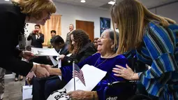Maria Valles Bonilla (106) menerima sertifikat menjadi warga negara AS selama upacara naturalisasi di Fairfax, Virginia, 6 November 2018. Valles berasal dari El Salvador dan menjadi penduduk permanen di AS sekitar enam tahun yang lalu. (MANDEL NGAN/AFP)