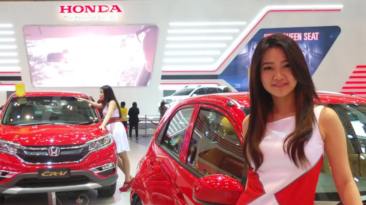 Senyum Gadis Belia Bikin Gemas Pengunjung Booth Honda GIIAS