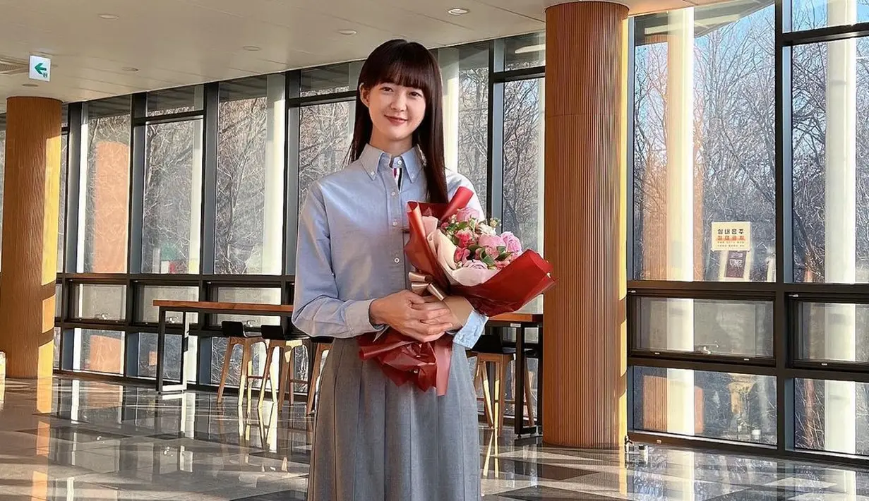 Selain visualnya, ibu 3 anak ini dikenal punya selera fashion yang modis sebagai penunjang tampilan awet mudanya. [Foto: IG/yowon_official].