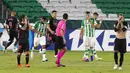 Pemain Real Madrid Sergio Ramos (kanan) bereaksi saat menghadapi pada pertandingan La Liga di Stadion Benito Villamarin, Seville, Spanyol, Sabtu (26/9/2020). Real Madrid mengalahkan Real Betis 3-2. (AP Photo/Angel Fernandez)