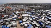 Tenda-tenda yang menampung para pengungsi internal Palestina memadati garis pantai di Deir el-Balah, Jalur Gaza tengah pada 10 Mei 2024. (Foto: AFP)