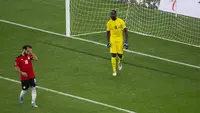 Sadio Mane dan Mohamed Salah yang bahu membahu bersama Liverpool akhirnya harus saling berhadapan sebagai seteru dalam dua bulan terakhir. Dua panggung besar, Piala Afrika 2021 dan Kualifikasi Piala Dunia 2022 akhirnya jadi milik Sadio Mane bareng Timnas Senegal. (AP/Stefan Kleinowitz)