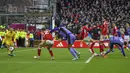 Pemain Liverpool, Darwin Nunez, mencetak gol ke gawang Nottingham Forest pada laga pekan ke-27 Premier League 2023/2024 di City Ground, Sabtu (2/3/2024). Nunez tampil sebagai pahlawan Liverpool lewat gol semata wayangnya yang dicetak pada menit 90+9. (AP Photo/Rui Vieira)