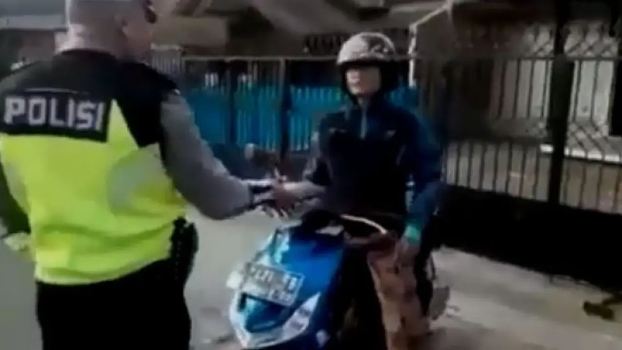 reaksi pemotor bikin emosi (foto:@agoez_bandz)