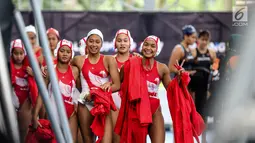 Atlet polo air putri Indonesia merayakan kemenangan usai mengalahkan atlet polo air putri Malaysia di National Aquatic Center, Bukit Jalil, Kuala Lumpur, Malaysia, Sabtu (19/8). Indonesia mengalahkan Malaysia dengan skor 7-1. (Liputan6.com/Faizal Fanani)