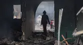 Seorang gadis Palestina memeriksa kerusakan setelah serangan Israel terhadap gedung sekolah Yafa, di Kota Gaza pada 23 April 2025. (Omar AL-QATTAA/AFP)