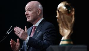 Berdiri di samping Trofi Piala Dunia, Presiden FIFA, Gianni Infantino, menyampaikan pidato pada pertemuan musim dingin Konferensi Walikota AS pada 29 Januari 2026 di Washington, DC. Infantino mempromosikan Piala Dunia 2026, yang akan diselenggarakan bersama oleh Amerika Serikat, Kanada, dan Meksiko, menyoroti potensi manfaatnya bagi kota dan komunitas tuan rumah. (Alex Wong/Getty Images via AFP)
