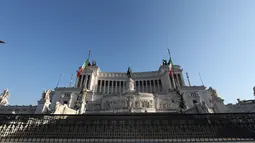 Pemandangan Piazza Venezia pada 4 Maret 2019 (atas) dan 16 Maret 2020 di Roma, Italia. Isolasi wilayah atau lockdown secara nasional telah diberlakukan sejak 10 Maret hingga 3 April mendatang demi menghentikan penyebaran virus corona COVID-19. (Xinhua/Cheng Tingting)