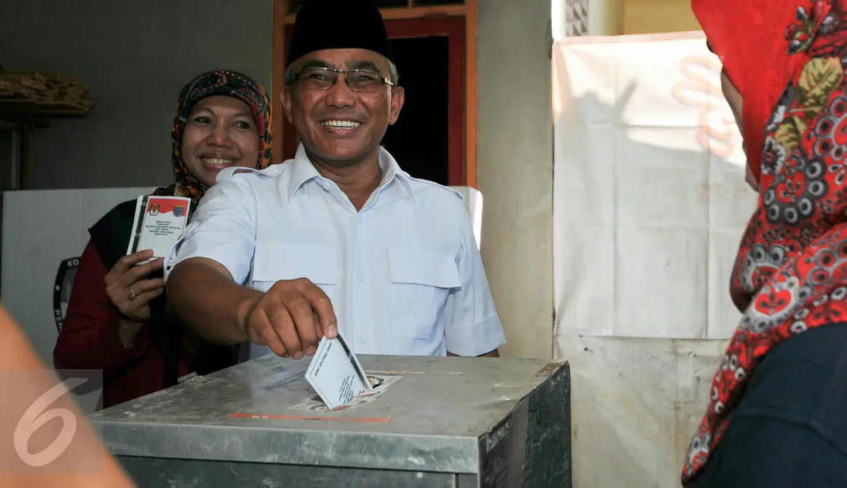 Calon Walikota Depok, Mohammad Idris didampingi istri mendatangi TPS 077 di Perum Pondok Duta, Sukmajaya, Depok, Rabu (9/12). Mohammad Idris diusung oleh Partai Keadilan Sejahtera (PKS) dan Partai Gerindra. (Liputan6.com/Yoppy Renato)