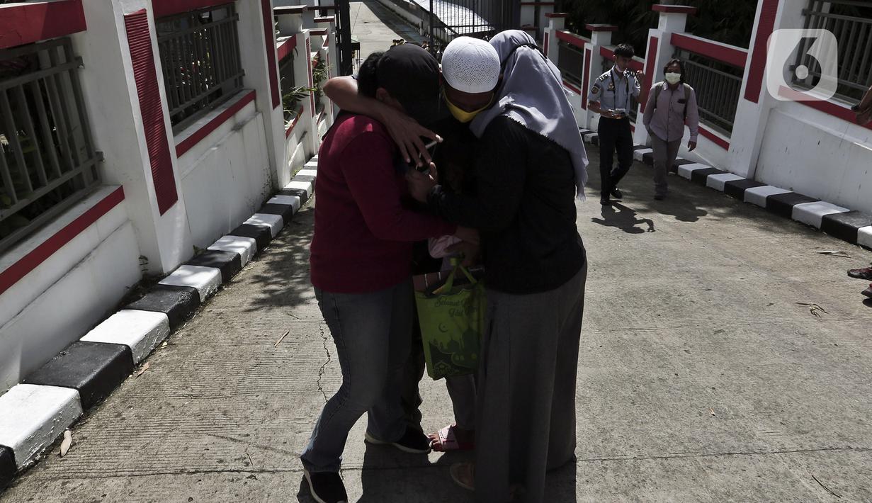 Narapidana memeluk keluarganya usai mendapat pembebasan bersyarat melalui program asimilasi dan integrasi terkait pandemi virus corona COVID-19 di Rutan Kelas I Depok, Jawa Barat, Selasa (7/4/2020). Pemerintah membebaskan 30.432 narapidana dan anak di seluruh Indonesia. (Liputan6.com/Johan Tallo)