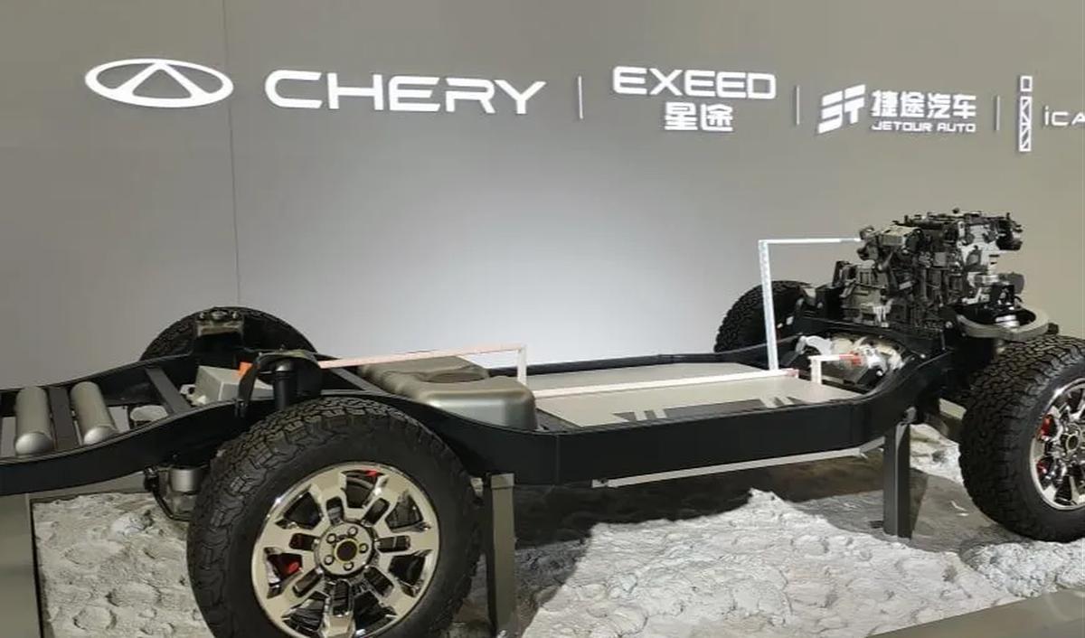 Berdasarkan tren tersebut, dari sisi teknologi otomotif, Chery akan memasarkan kendaraan yang memadukan teknologi mesin biasa, hybrid (PHEV), dan baterai (BEV).&nbsp;<br>Chery punya teknologi superhybrid yang dapat menempuh jarak hingga 1.400 km.