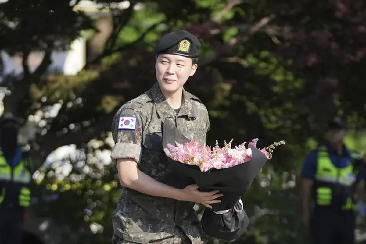 6 Potret Kemeriahan Lulusnya Jungkook - Jimin BTS dari Wamil, ARMY Beri Sambutan Hangat