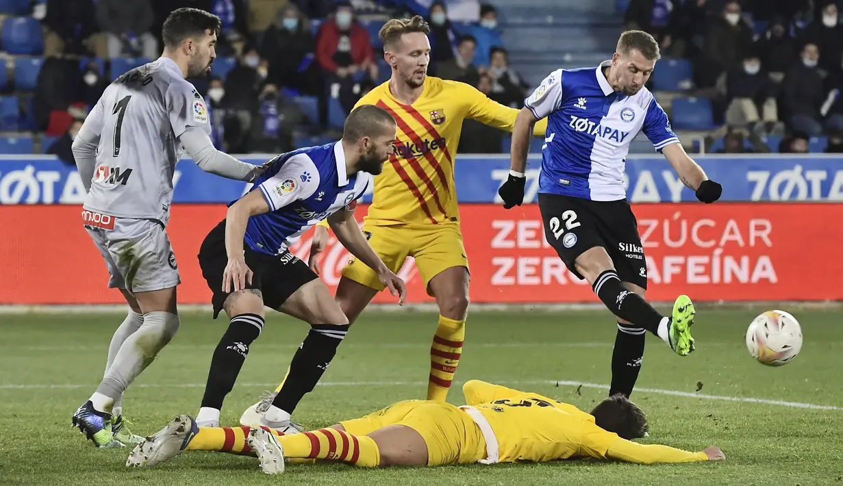 Statistik menunjukkan kedua tim bermain ngotot sepanjang jalanya laga. Blaugrana menorehkan empat shoot on target dari 10 percobaan sementara Alaves membuat 6 tembakan dua diantaranya on target. (AP/Alvaro Barrientos)