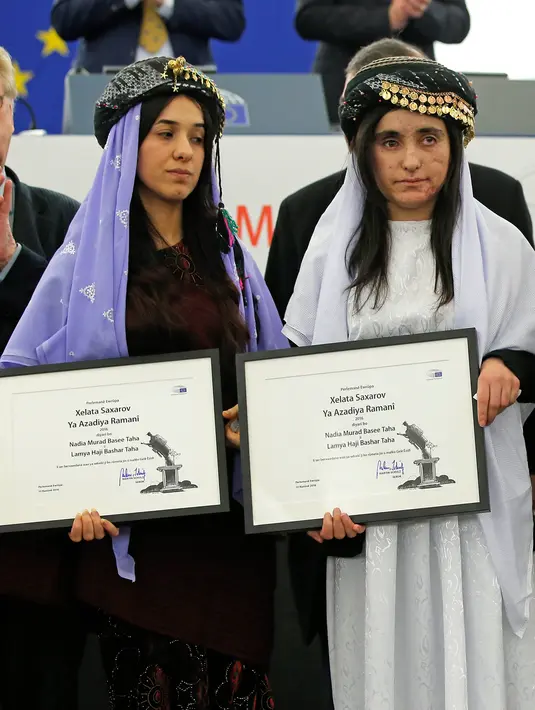Nadia Murad Basee Taha dan Lamiya Aji Bashar menerima penghargaan Sakharov Prize 2016 dari Parlemen Eropa, Prancis, Selasa (13/12). Keduanya menjadi simbol dalam upaya melindungi suku Yazidi setelah selamat dari penyekapan ISIS. (REUTERS/Vincent Kessler)