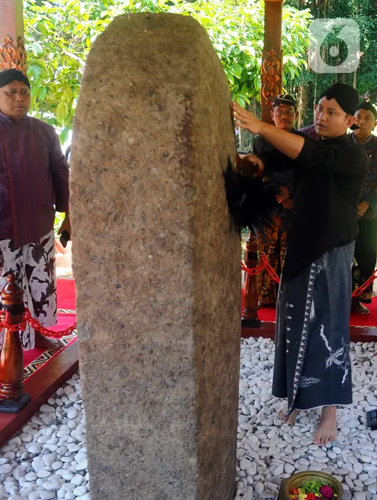 <p>Bupati Trenggalek Mochamad Nur Arifin membersihkan Prasasti Kamulan saat kegiatan jamasan tujuh pusaka di Pendopo Kabupaten Trenggalek, Jawa Timur, Rabu (30/8/2023). (merdeka.com/Arie Basuki)</p>