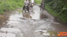 Jalan Rowosari Semarang Rusak Parah