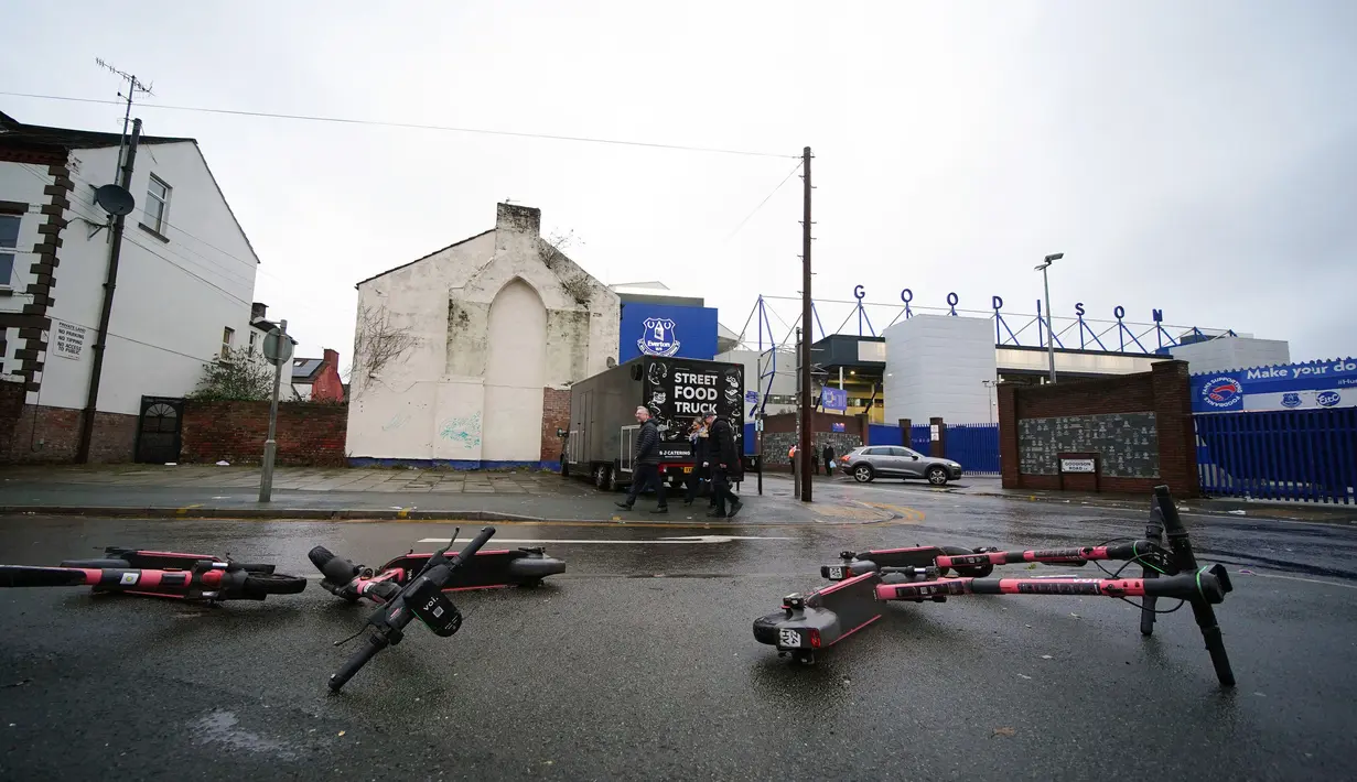 Keputusan ini diambil setelah pihak berwenang mengeluarkan peringatan cuaca merah untuk angin kencang yang diperkirakan dapat mencapai kecepatan hingga 90 mph di berbagai wilayah di Inggris, termasuk Merseyside. (Peter Byrne/PA via AP)