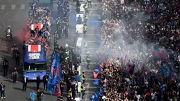 Parade gelar juara Liga Champions 2024/2025 ini sekaligus merayakan sejarah baru Paris Saint-Germain (PSG) di ajang kompetisi tertinggi antarklub di Eropa. (Guillaume SOUVANT/AFP)