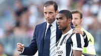 Pelatih Juventus, Massimiliano Allegri memberikan arahan kepada Douglas Costa saat timnya melawan Cagliari pada laga Serie A di  Turin, (19/8/2017). Juventus menang 3-0. (Alessandro Di Marco/ANSA via AP)