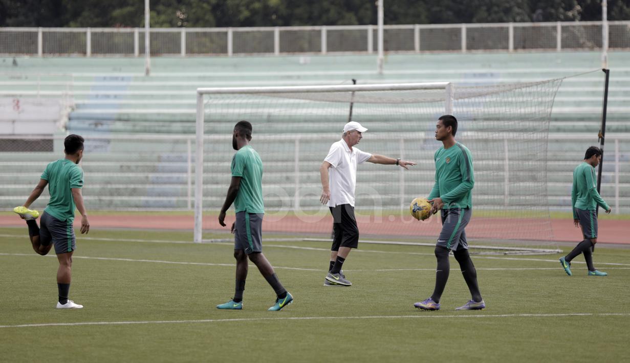 Pelatih Alfred Riedl memimpin sesi latihan Timnas Indonesia di Stadion Rizal Memorial Commissions, Manila, (23/11/2016).  (Bola.com/Nicklas Hanoatubun)