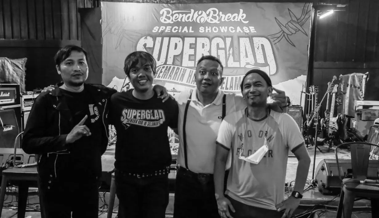Dalam beberapa kesempatan Superglad featuring dengan vokalis lain. Aduyz pun mengisi lini vokal dibantu Dadi Yudistira, salah stau founder Superglad yang sebelumnya hibernasi. Dadi berkontribusi dalam sejumlah pertunjukan Superglad secara tidak resmi karena sudah punya rutinitas sendiri. Superglad kini tengah menyiapkan sejumlah kejutan buat penggemar. (Foto: atas perkenan Ridwan Siregar).