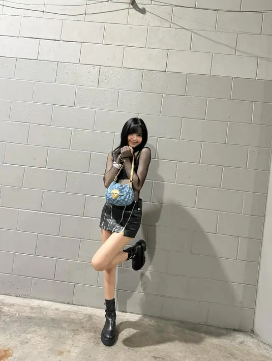 Pelantun lagu "Money" itu memadukan busananya yang terdiri dari bralette hitam, rok, dan tas denim Louis Vuitton, dengan banyak koleksi gelang persahabatan. (Foto: Instagram/ lalalalisa_m)