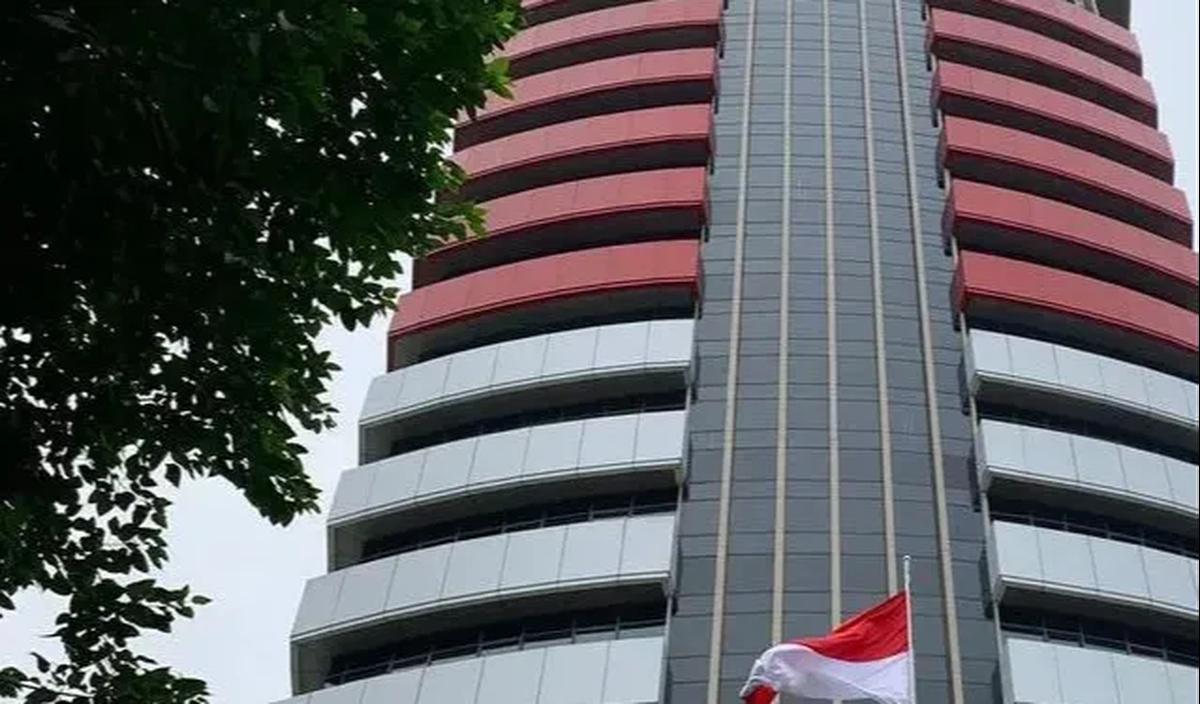 Hanya saja polisi enggan untuk membeberkan identitas ketiga pegawai KPK itu.