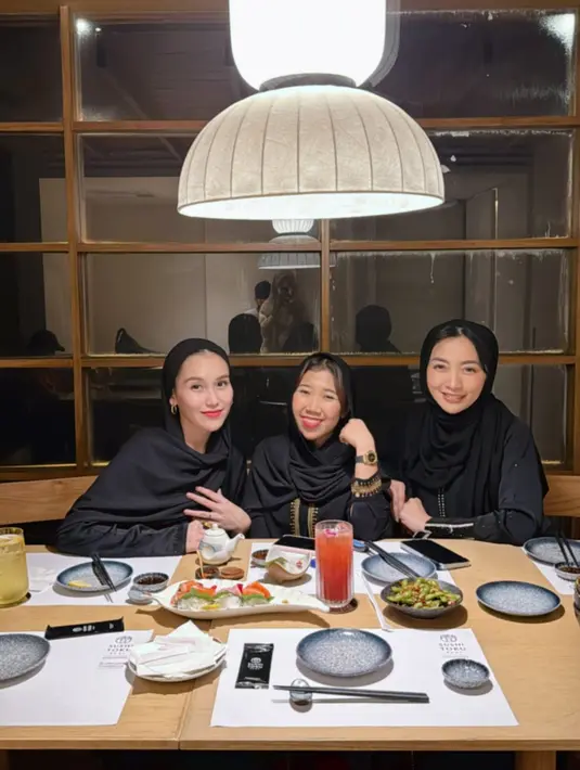 Ayu Ting-Ting, Hesti Purwandinata, dan Kiky Saputri adakan bukber jelang akhir Ramadan dengan busana yang kompak Ketiganya ala trio perempuan Dubai dengan busana serba hitam yang santun [@ayutingting92]