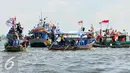 Perahu nelayan Muara Angke saat beriringan menuju Pulau G hasil Reklamasi Teluk Jakarta, Minggu (17/4/2016). Nelayan Muara Angke menolak reklamasi karena dianggap merugikan nasib para nelayan. (Liputan6.com/Yoppy Renato)
