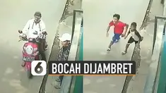 Terjadi kembali, Dua pria pengendara motor menjambret handphone bocah saat sedang memainkannya.