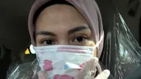 Donita pakai masker dan sarung tangan serta membawa sabun antiseptik, dan lain-lain (Dok.Instagram/@donitabhubiy/https://www.instagram.com/p/B95kmAMgv2M/Komarudin)